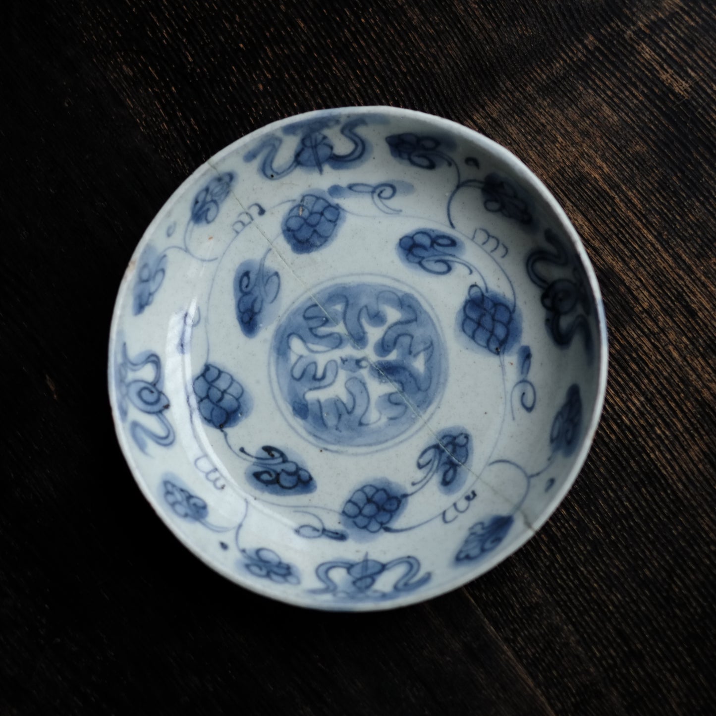 古染付 花唐草文 青花平皿(明朝末期)