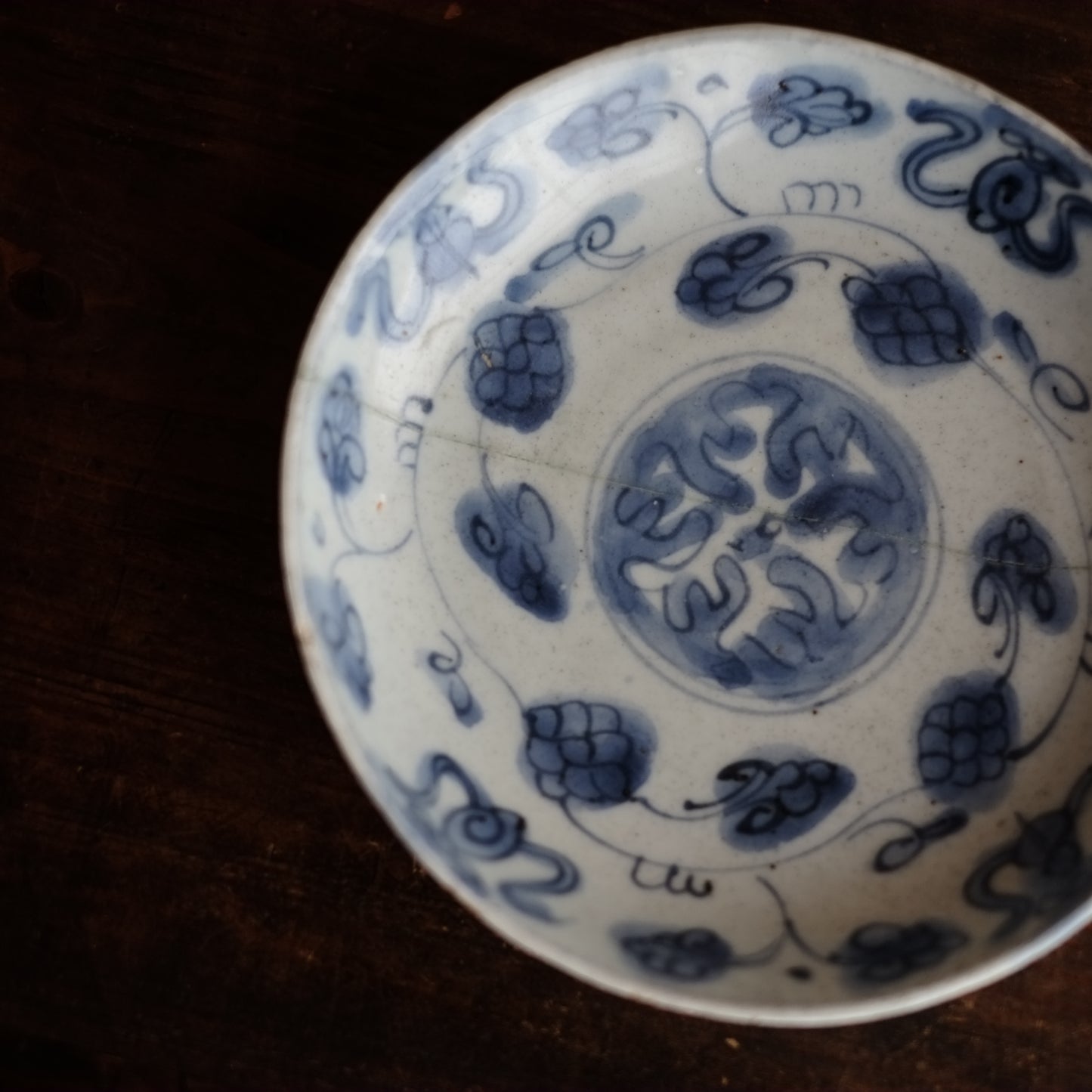古染付 花唐草文 青花平皿(明朝末期)