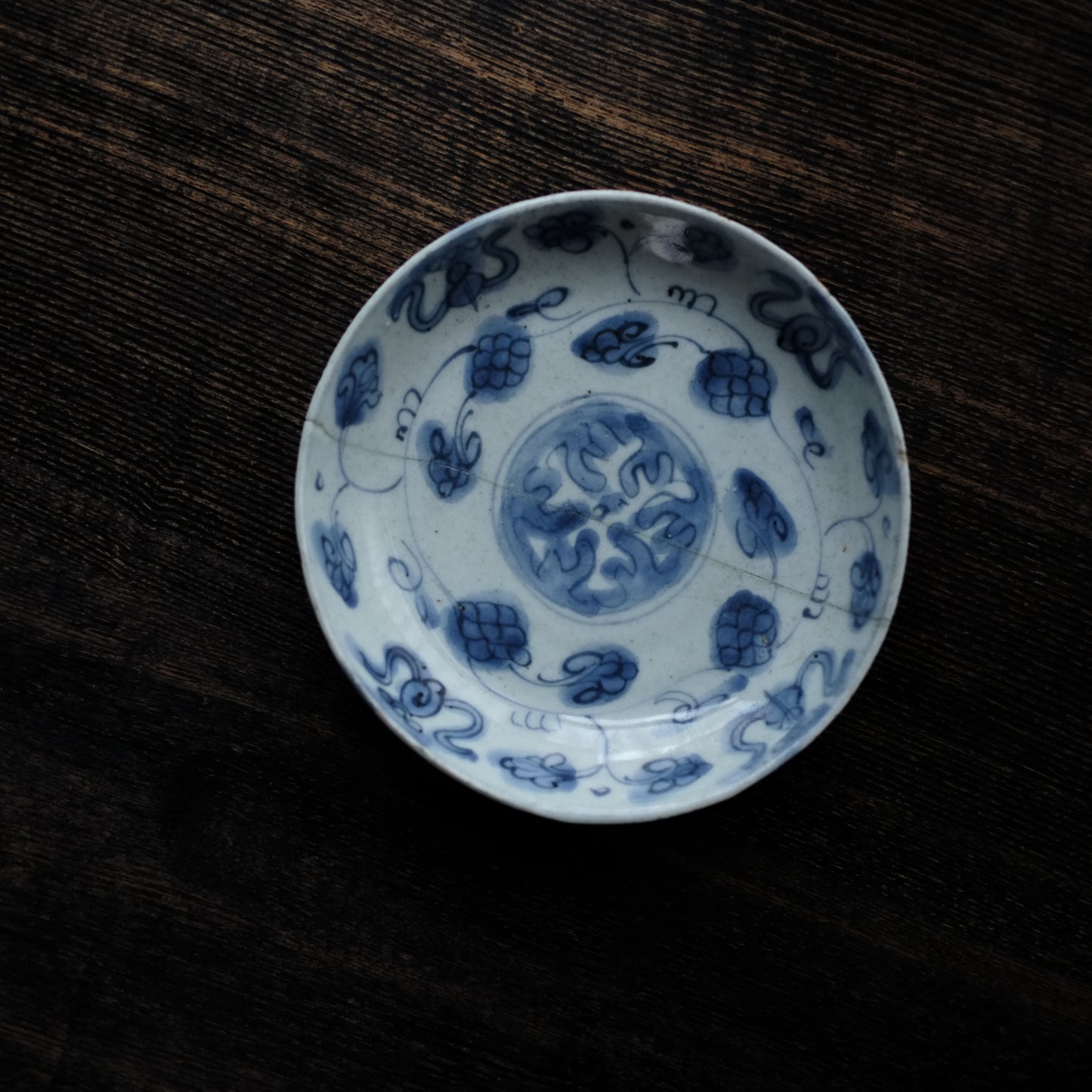 古染付 花唐草文 青花平皿(明朝末期)