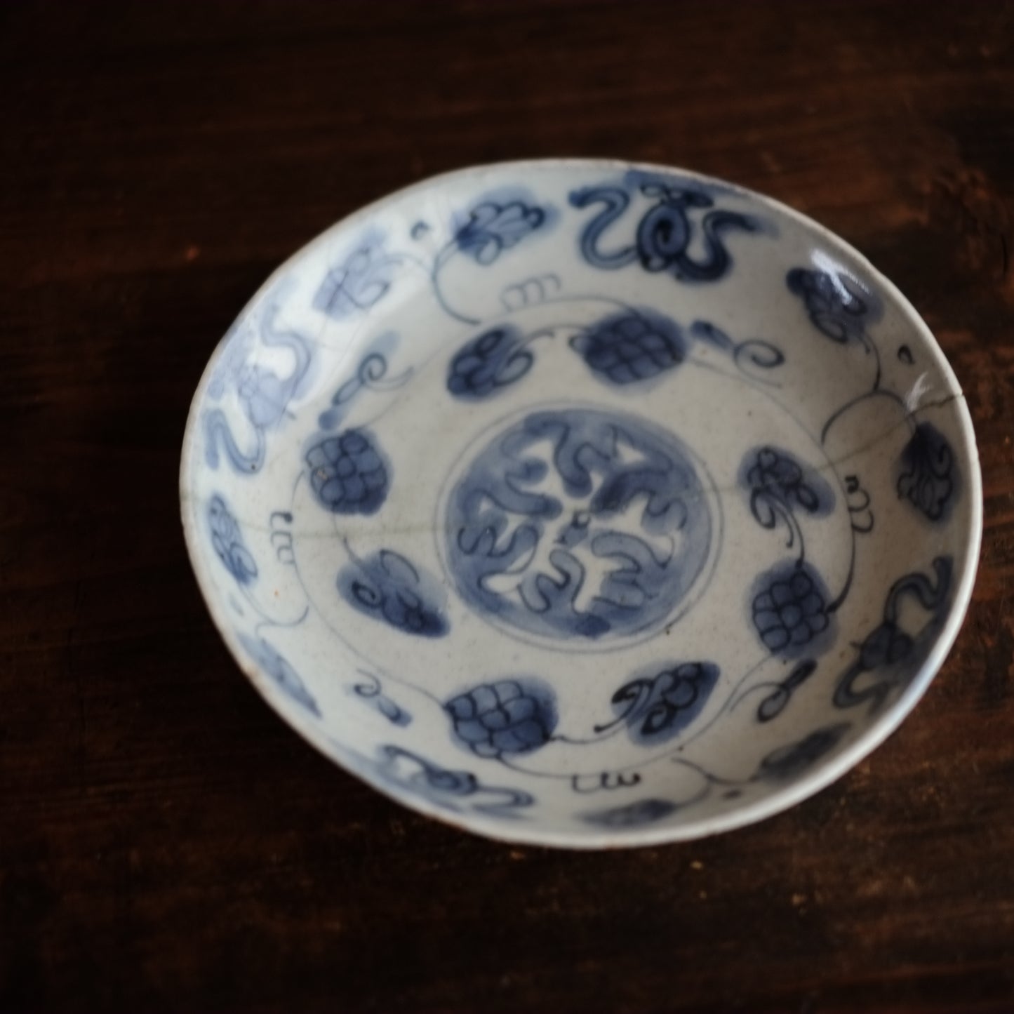 古染付 花唐草文 青花平皿(明朝末期)