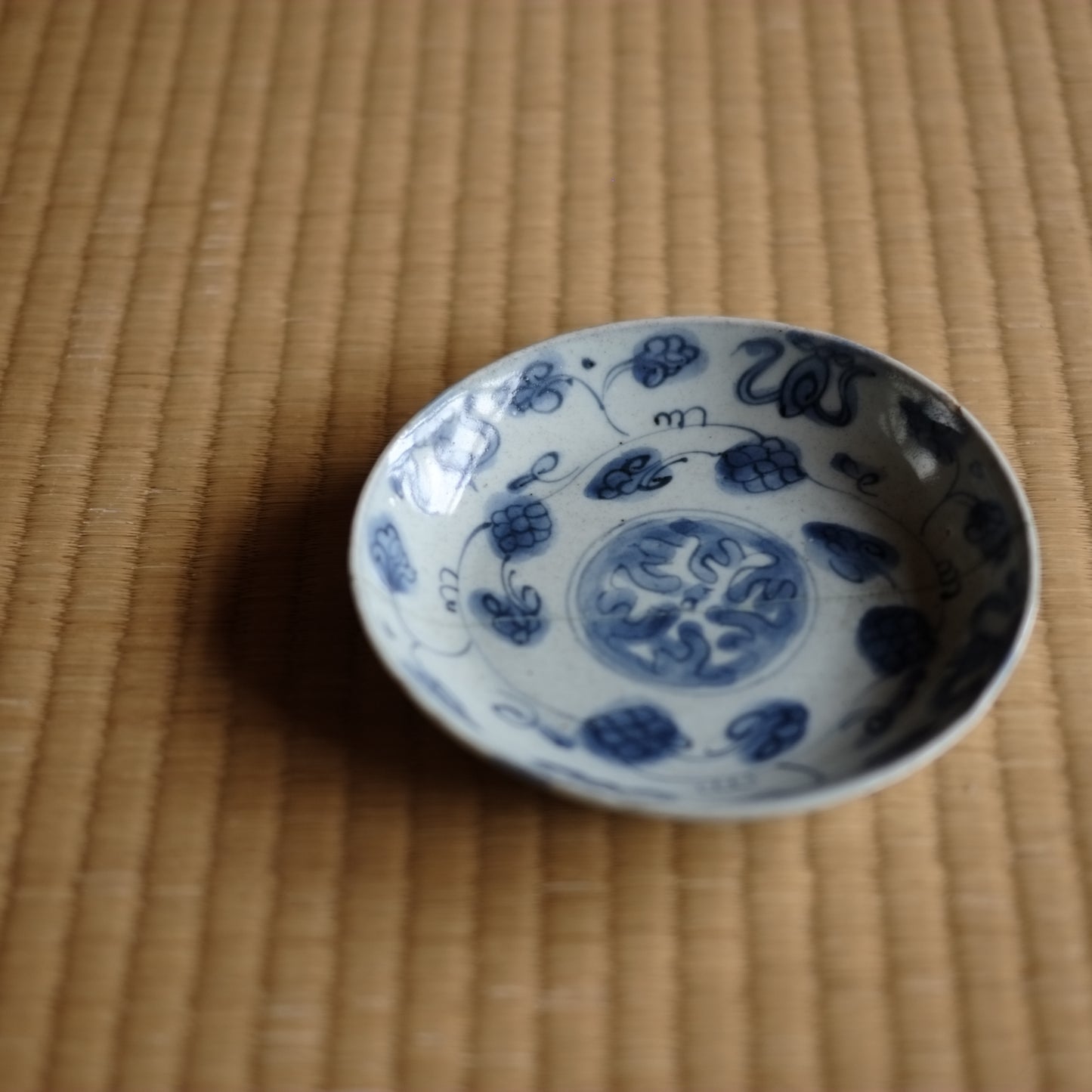 古染付 花唐草文 青花平皿(明朝末期)