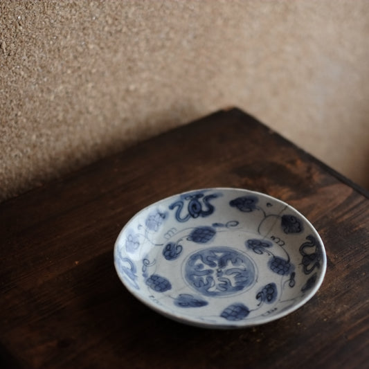 古染付 花唐草文 青花平皿(明朝末期)