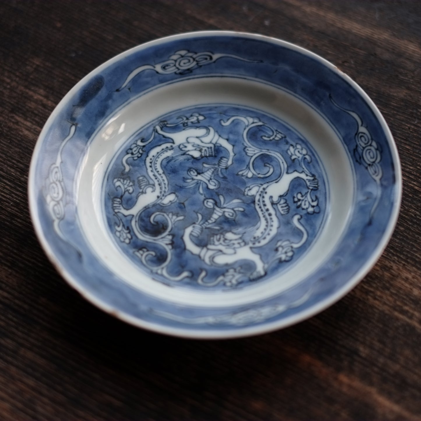 時代 景徳鎮窯 古染付青花双龍文平皿 (明朝末期)