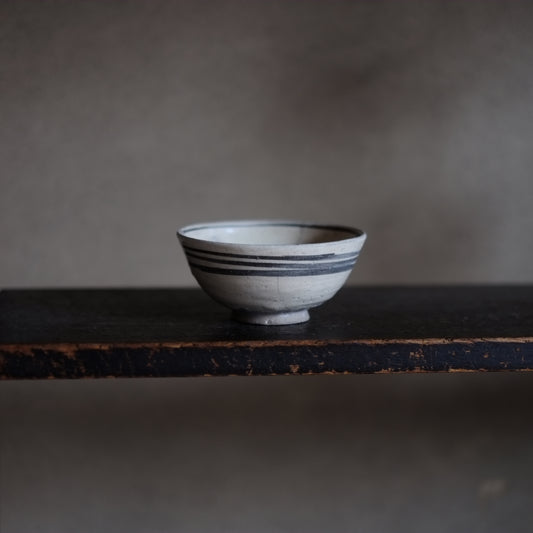 時代 白釉鉄絵輪線茶碗(スコータイ 14-15世紀頃)