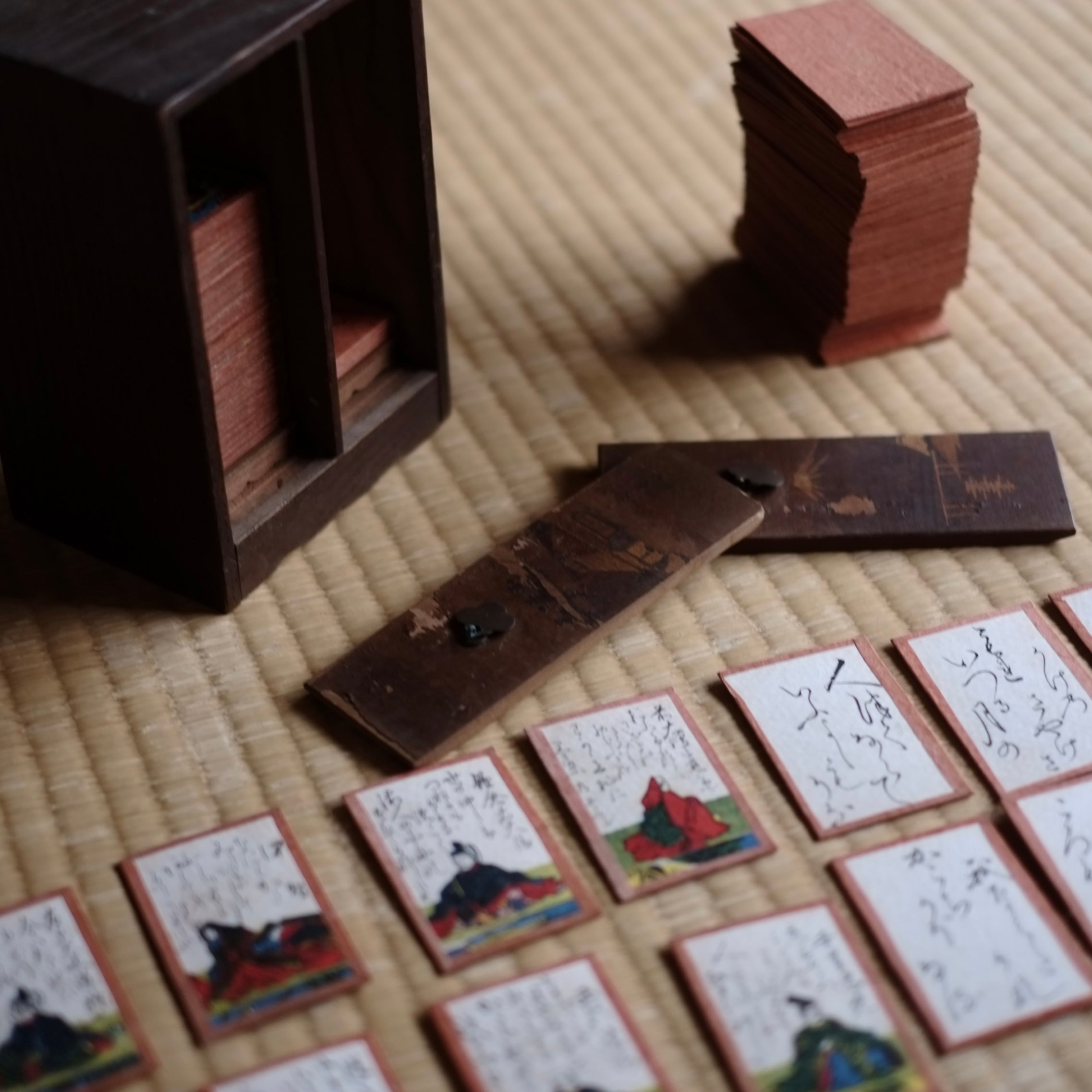 百人一首 彩色 時代歌留多 木箱付 (明治-大正時代) – 逢季荘