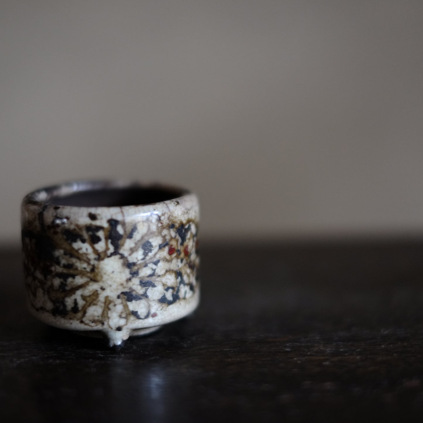 時代 灰釉菊文鉄絵 豆香炉 (江戸時代17-19世紀)