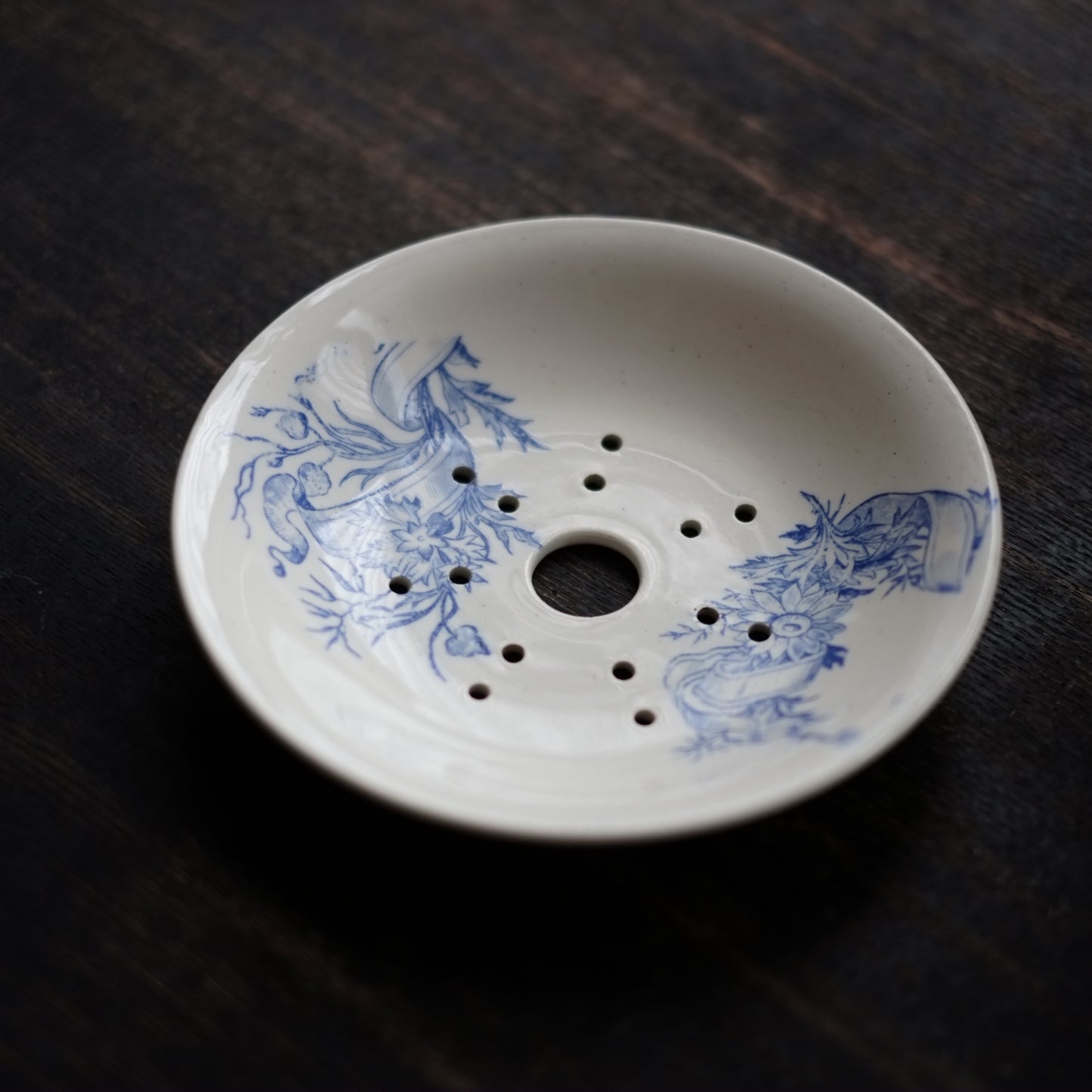 時代 フランス 白釉花草文 ソープディッシュ (19世紀-20世紀頭)