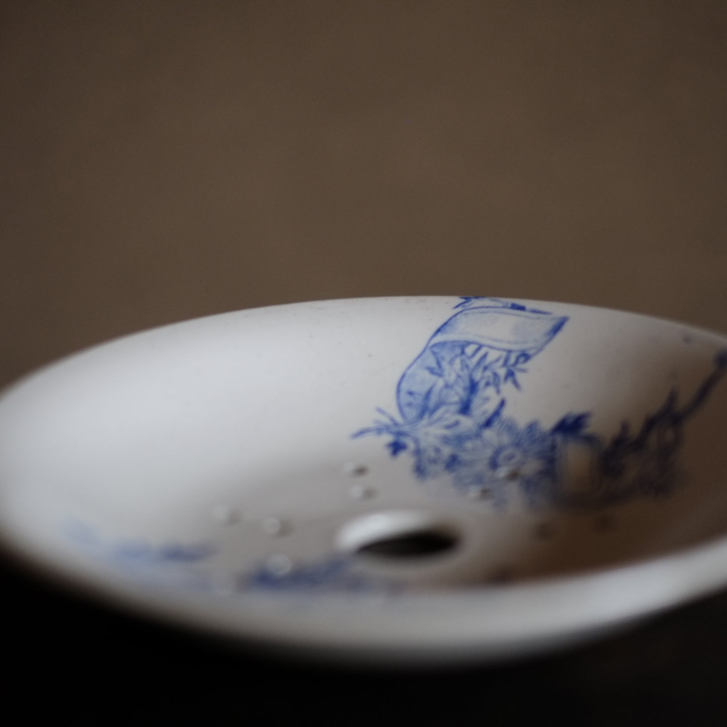 時代 フランス 白釉花草文 ソープディッシュ (19世紀-20世紀頭)