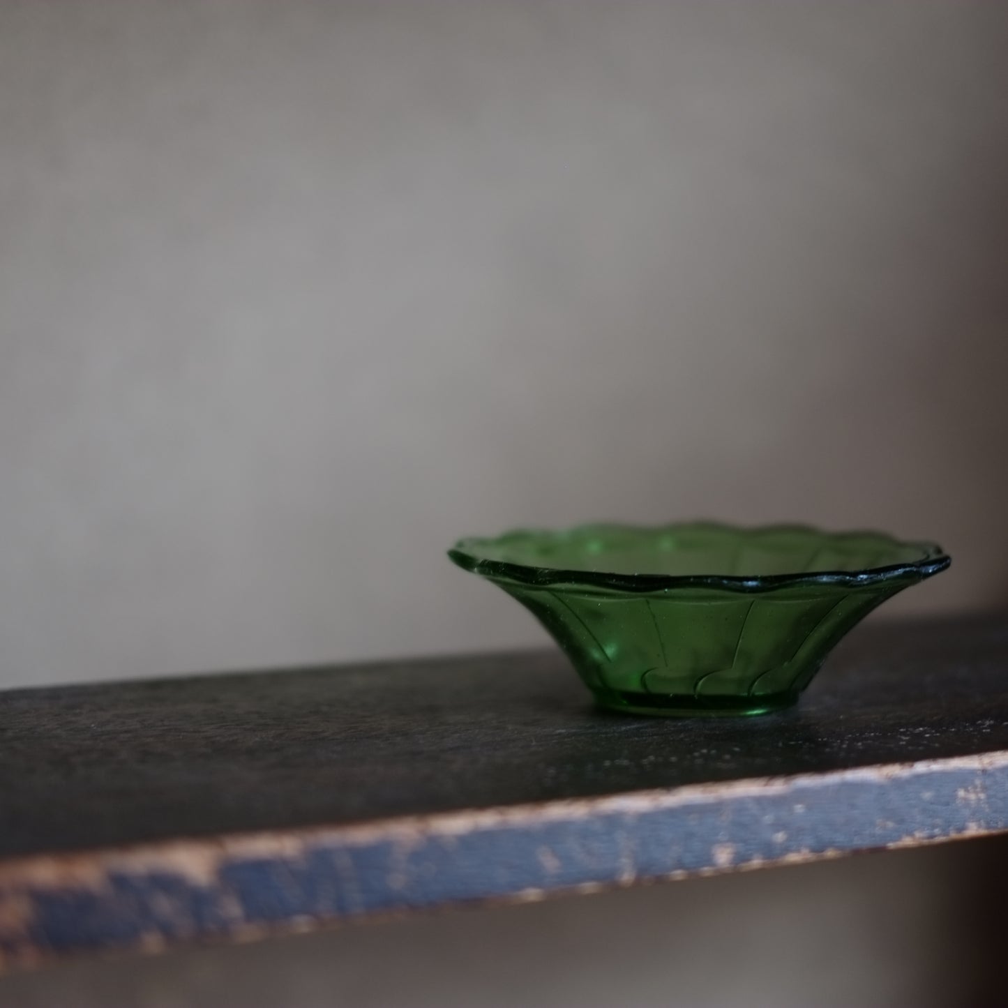 時代 翠色ガラス 輪花深皿