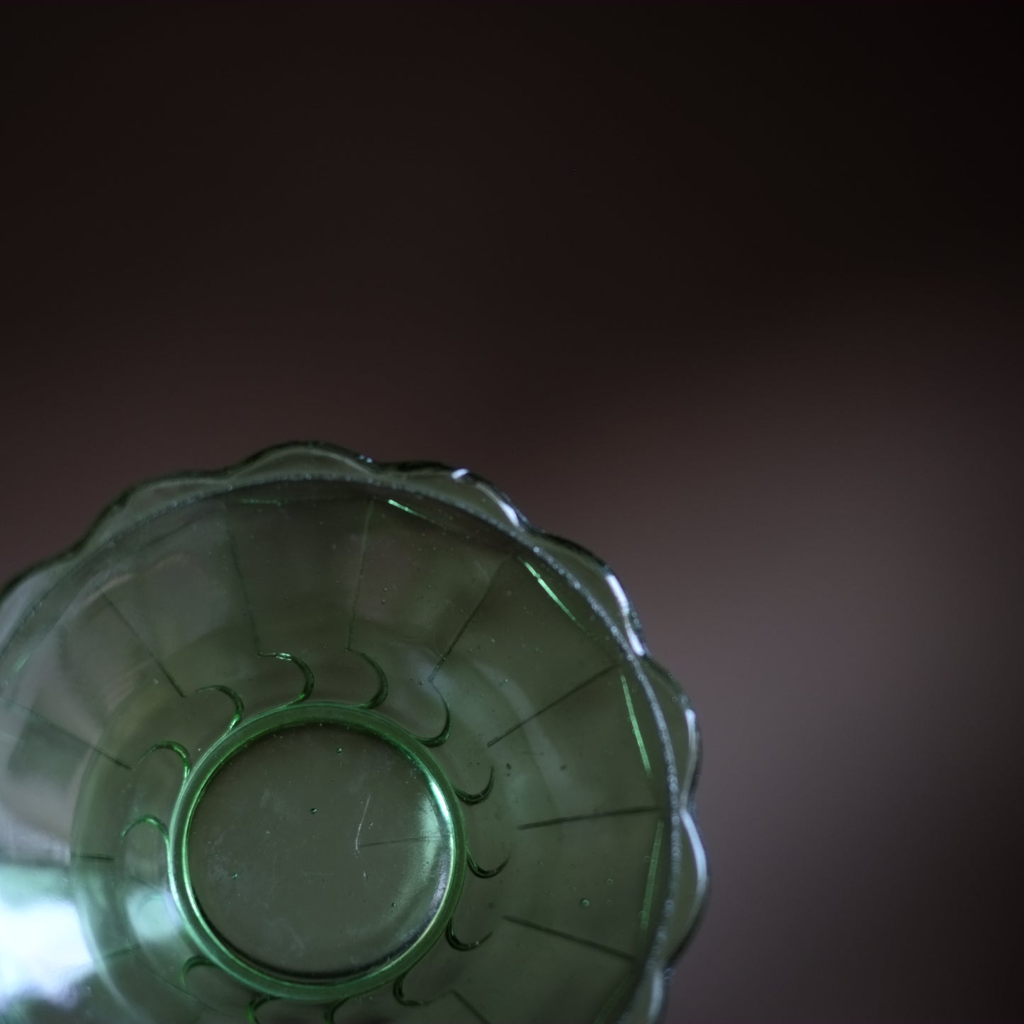 時代 翠色ガラス 輪花深皿