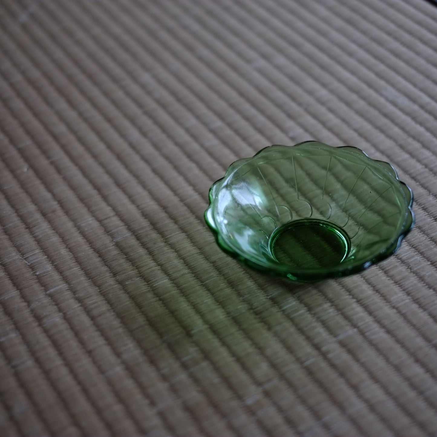 時代 翠色ガラス 輪花深皿
