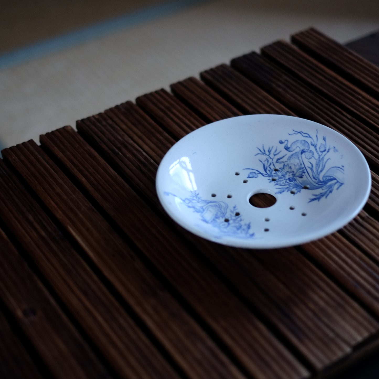 時代 フランス 白釉花草文 ソープディッシュ (19世紀-20世紀頭)