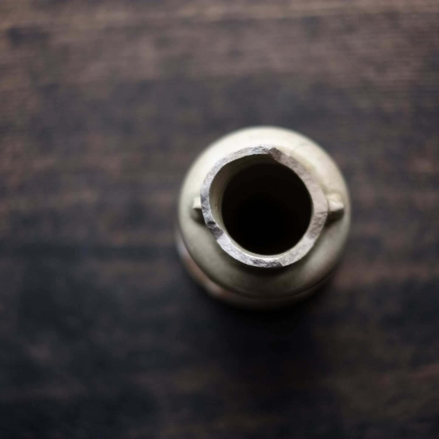 瀬戸・美濃 鉄・灰釉掛分 仏花器 (江戸時代18世紀)