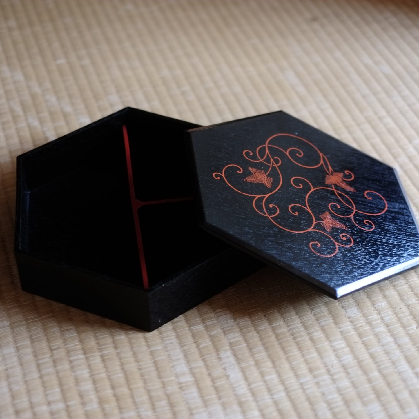 時代 黒赤漆 六角仕切蓋付箱