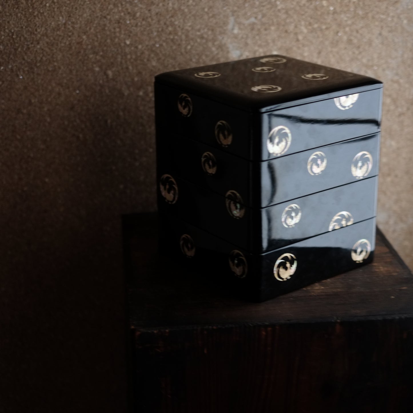 時代鶴図 黒漆螺鈿蓋付 四段重箱(明治-昭和初期)