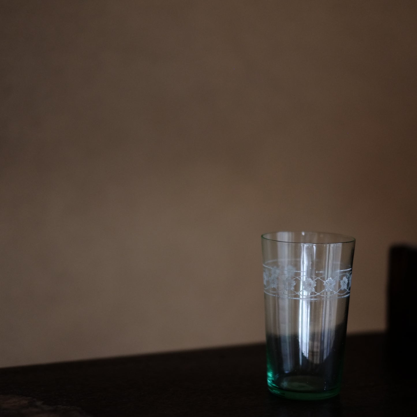 時代 型吹ガラス サンドブラスト 花文繋ぎグラス (大正-戦前)