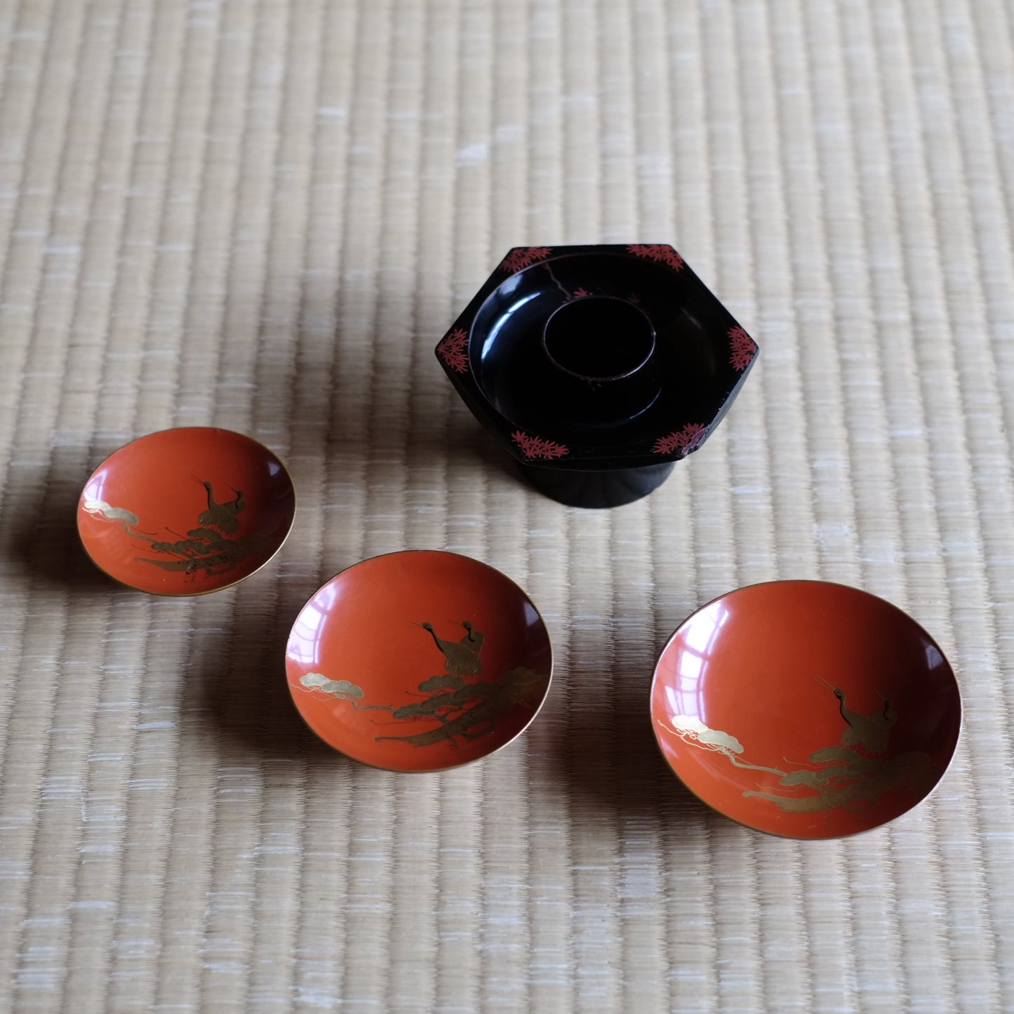時代 朱漆蒔絵三段盃 黒漆赤絵蒔絵六角盃台 セット