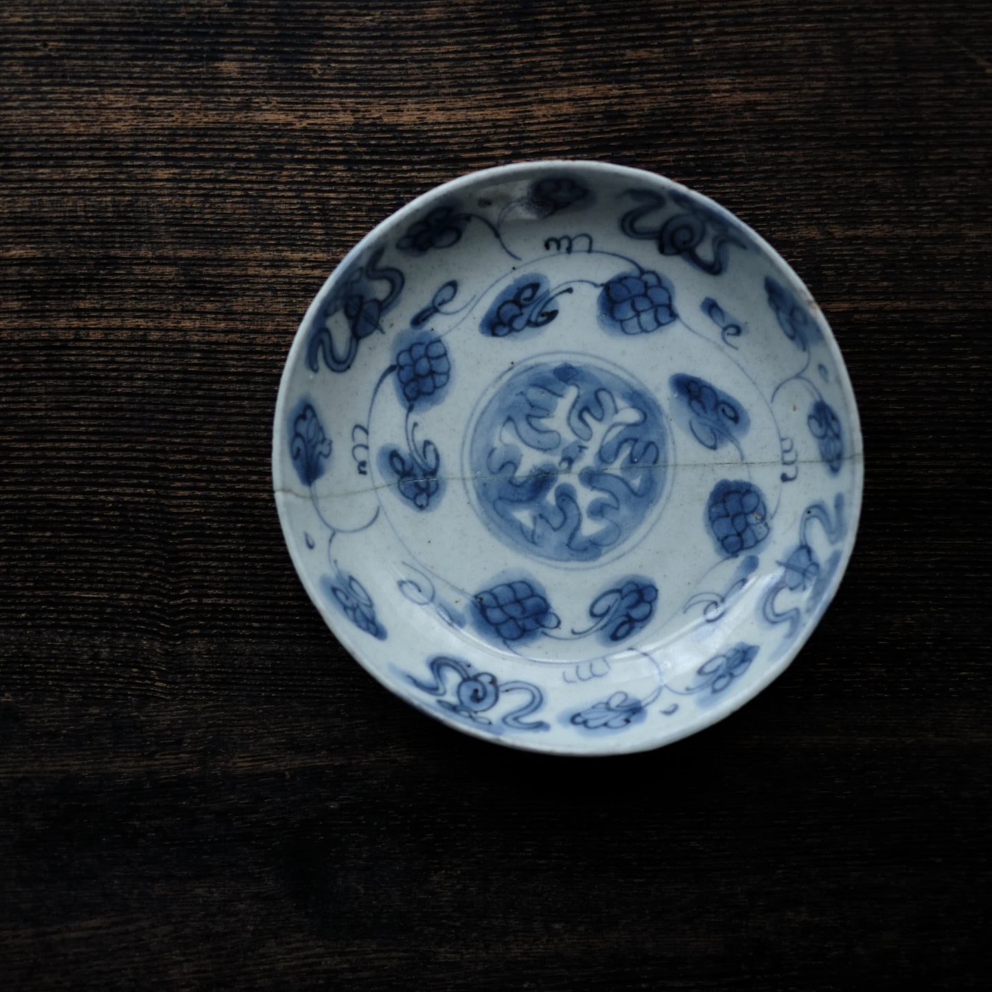 古染付 花唐草文 青花平皿(明朝末期)