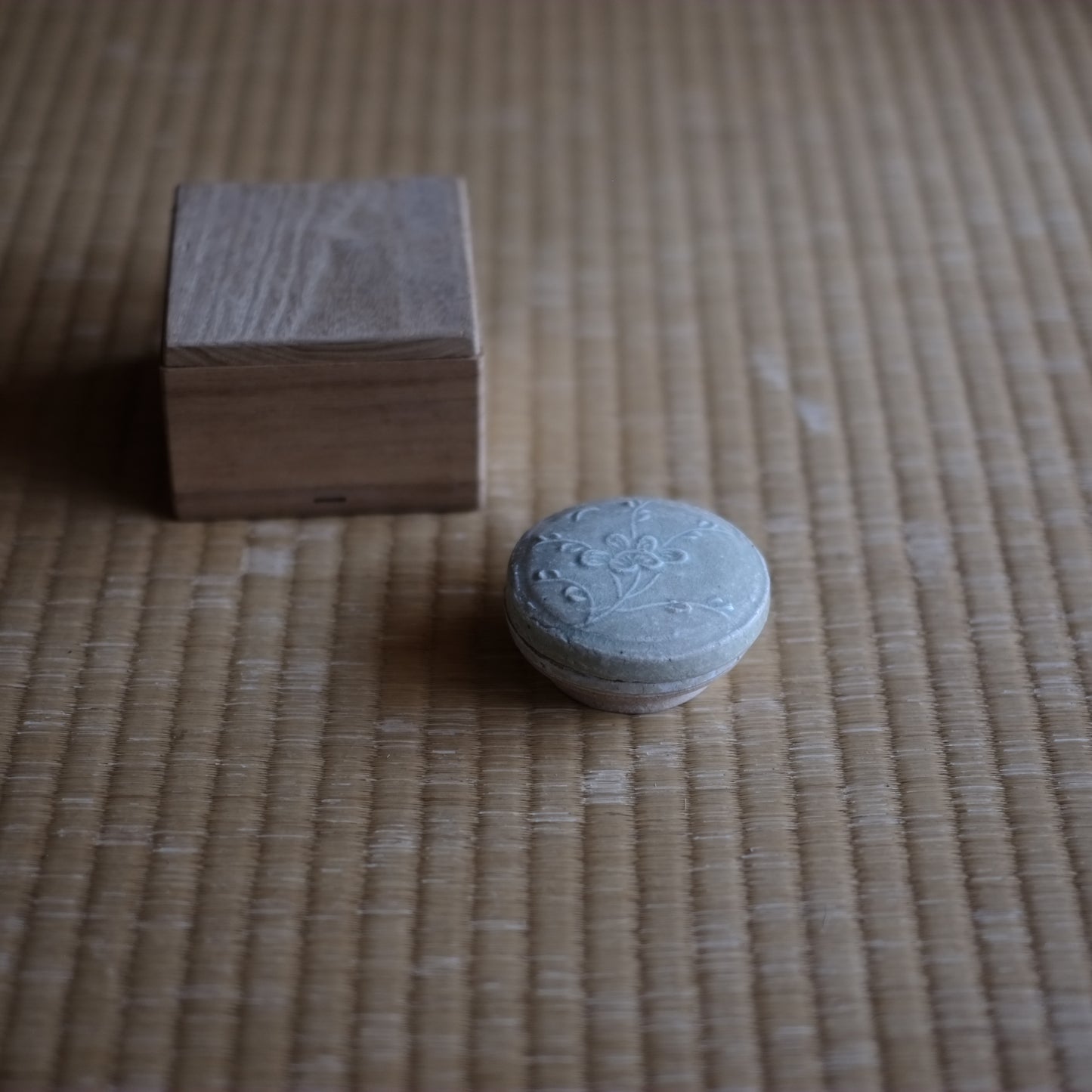 時代 青白磁陽刻花文合子 香合
(南宋 13世紀)