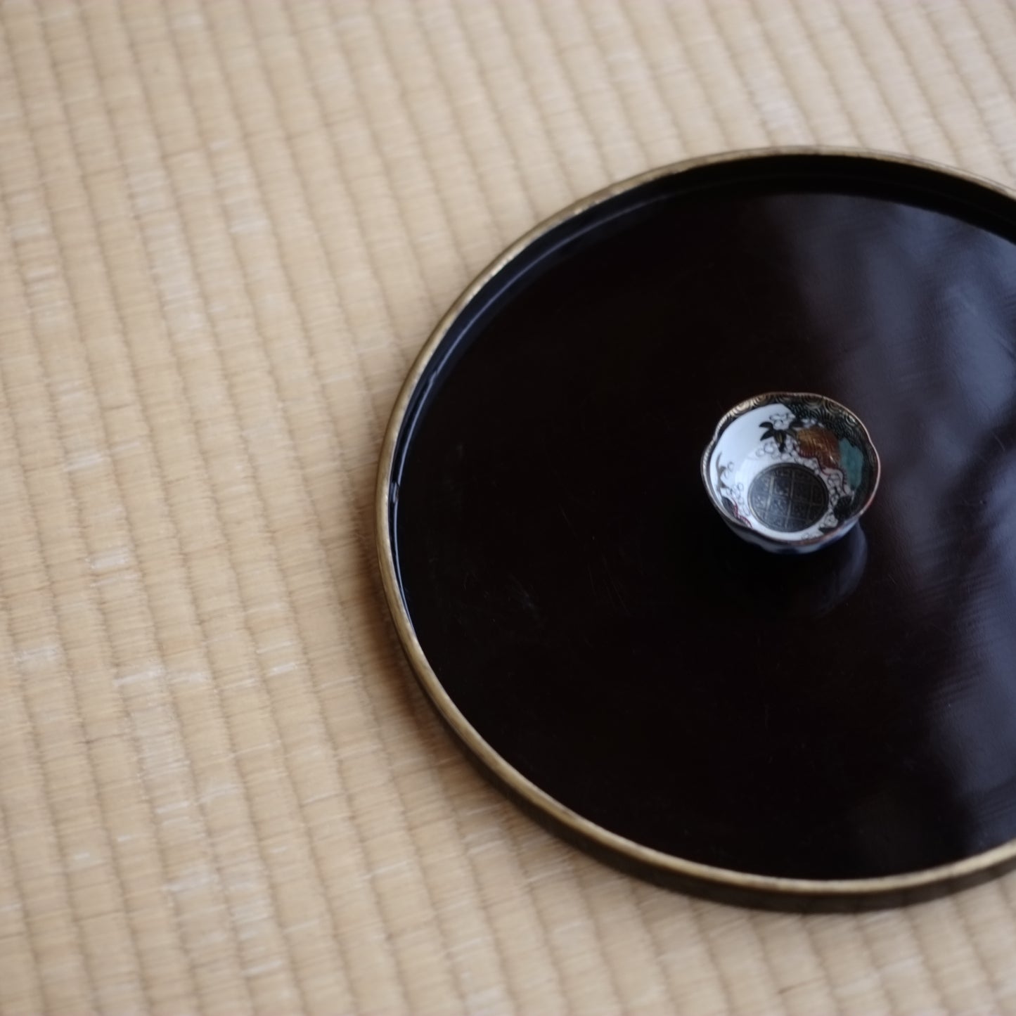 時代 黒漆塗縁金丸盆 九谷焼 青粒手色絵盃 セット