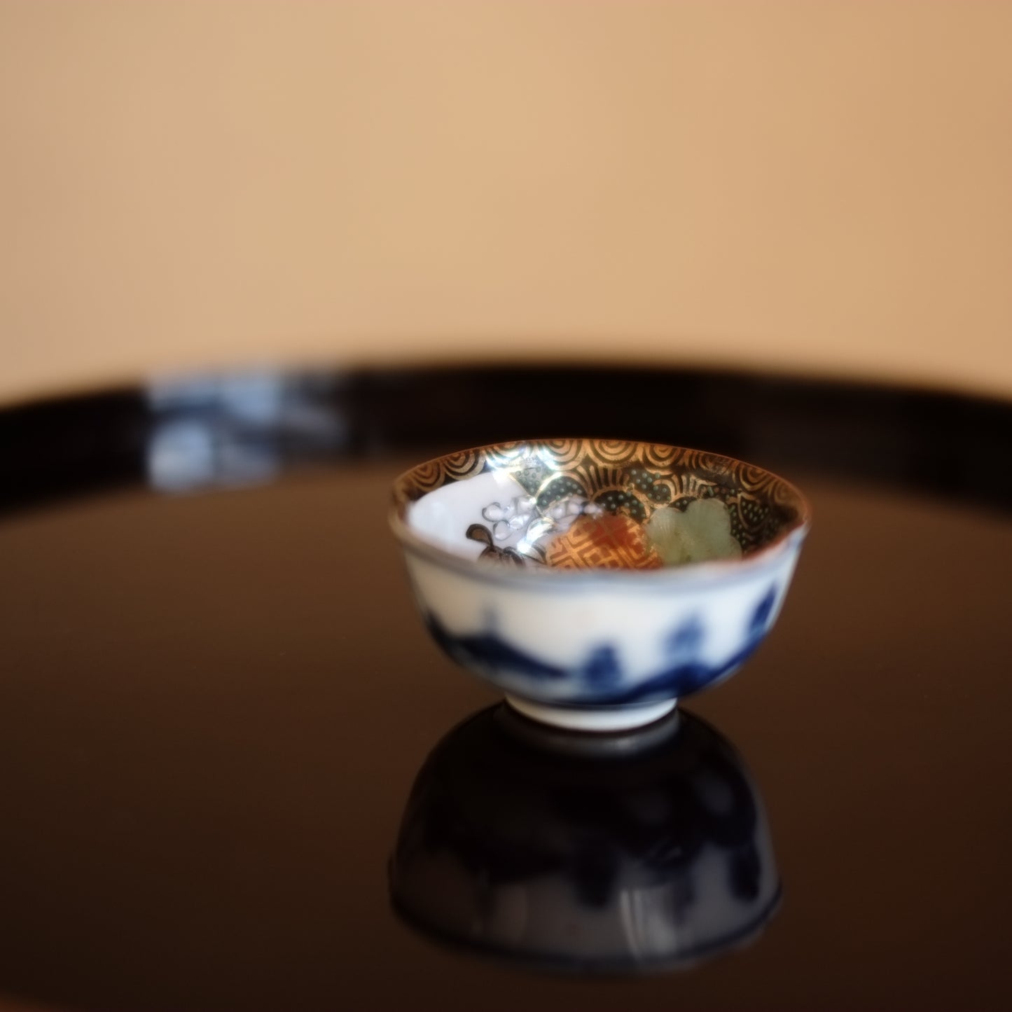 時代 黒漆塗縁金丸盆 九谷焼 青粒手色絵盃 セット