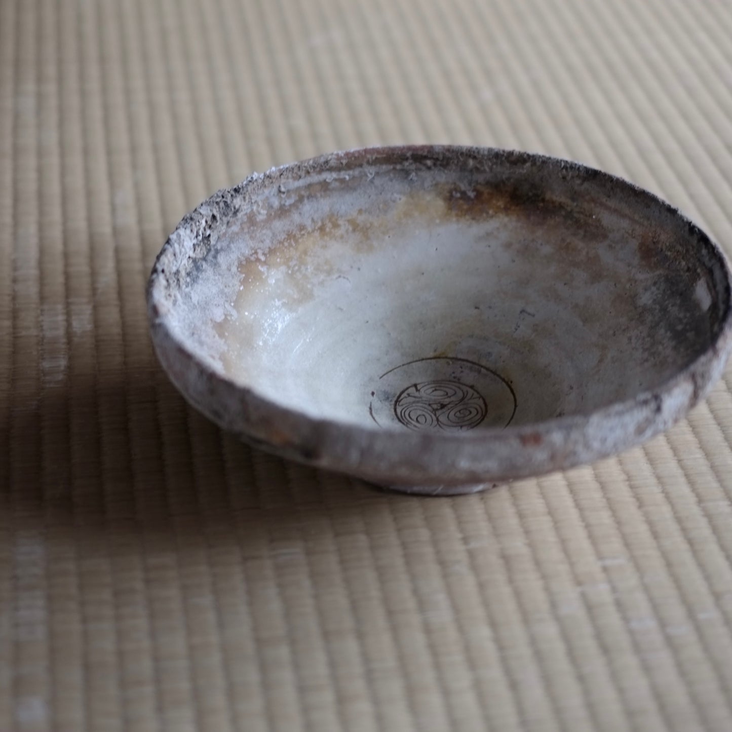 ビザンチン古陶 黄釉釘彫文大鉢 (11-13世紀)