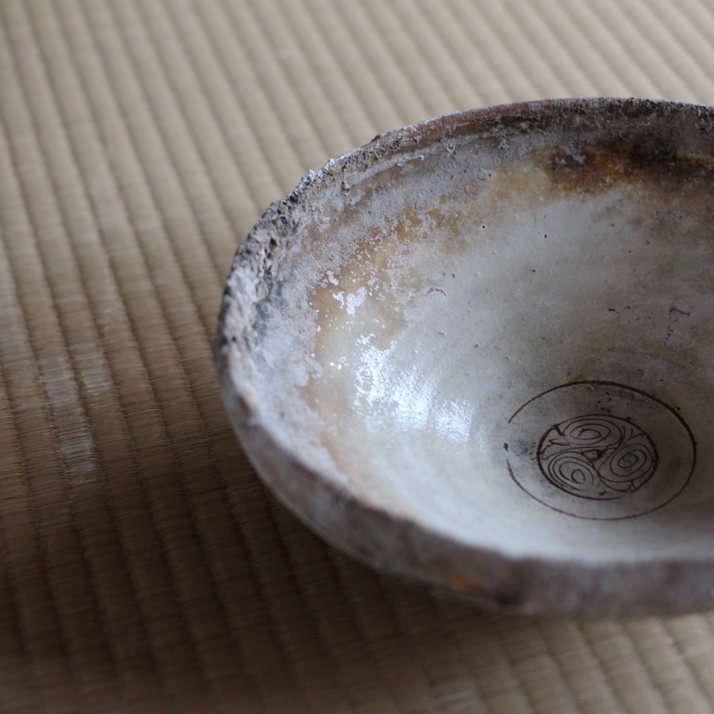ビザンチン古陶 黄釉釘彫文大鉢 (11-13世紀)