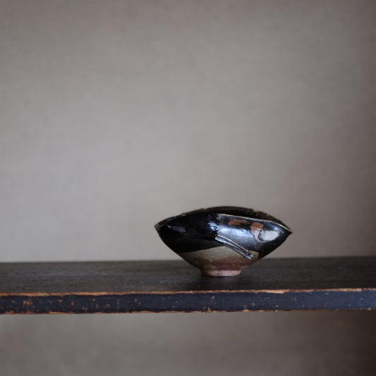古唐津 黒唐津 へうげ片口(桃山-江戸初期)