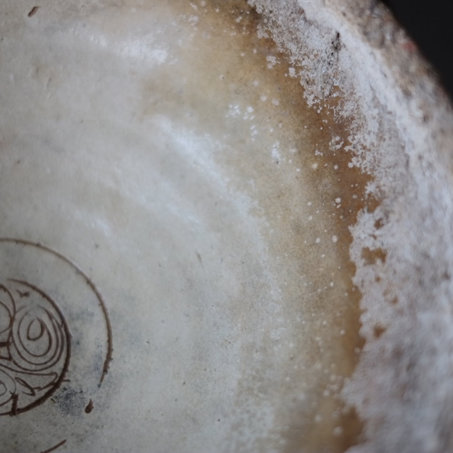 ビザンチン古陶 黄釉釘彫文大鉢 (11-13世紀)