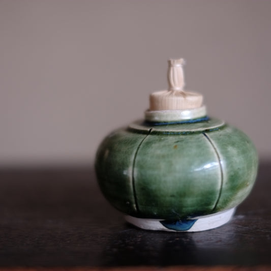 時代 緑釉陰刻茶壺
遼時代 時代箱付 (10〜12世紀)