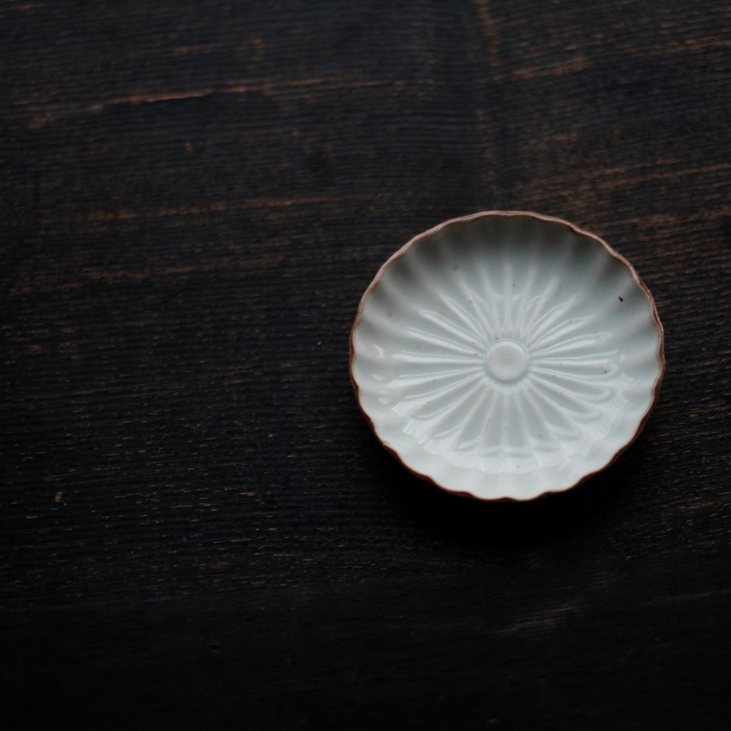時代 菊文紅縁白磁豆皿 (19世紀)