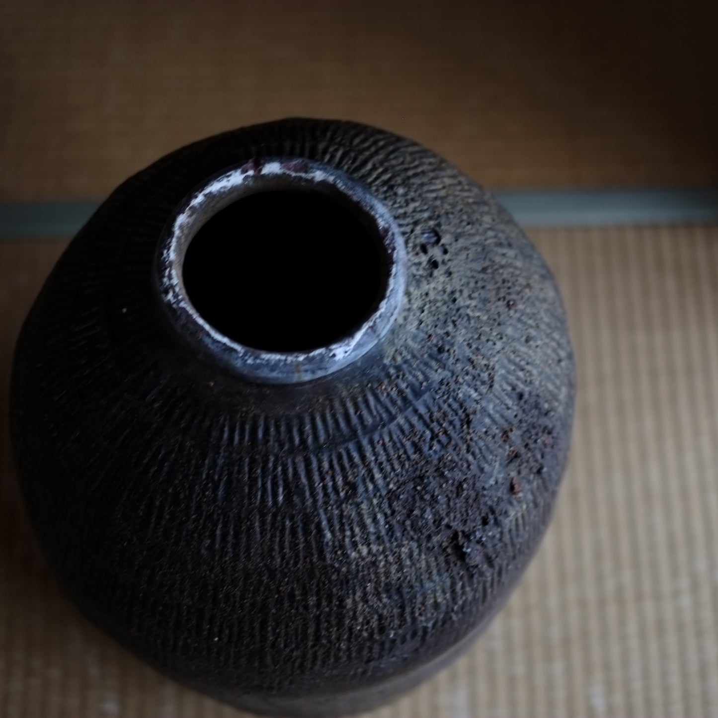 時代 褐釉線刻大壺 (19世紀-20世紀半)