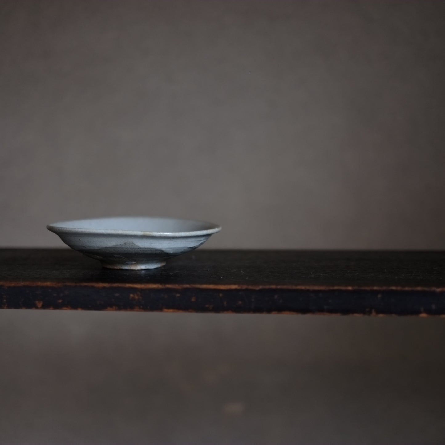 李朝 粉青沙器 無地刷毛目平皿 (李朝初期15-16世紀)
