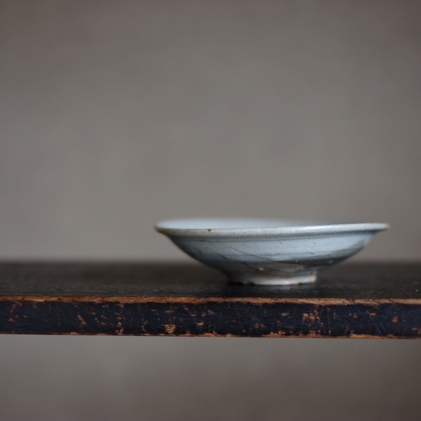 李朝 粉青沙器 無地刷毛目平皿 (李朝初期15-16世紀)