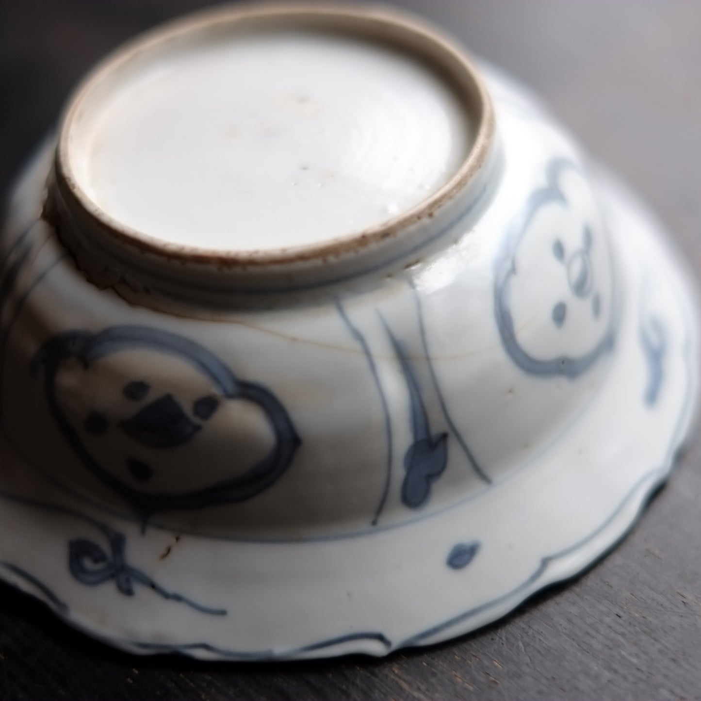 古染付 青花 芙蓉手虫図兜鉢皿 (明朝末期-清朝初期)