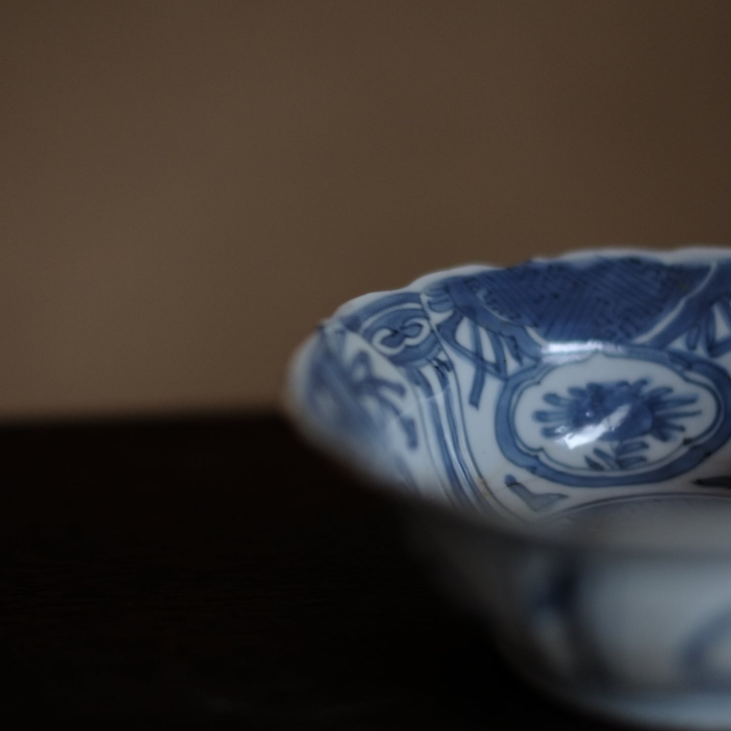 古染付 青花 芙蓉手虫図兜鉢皿 (明朝末期-清朝初期)