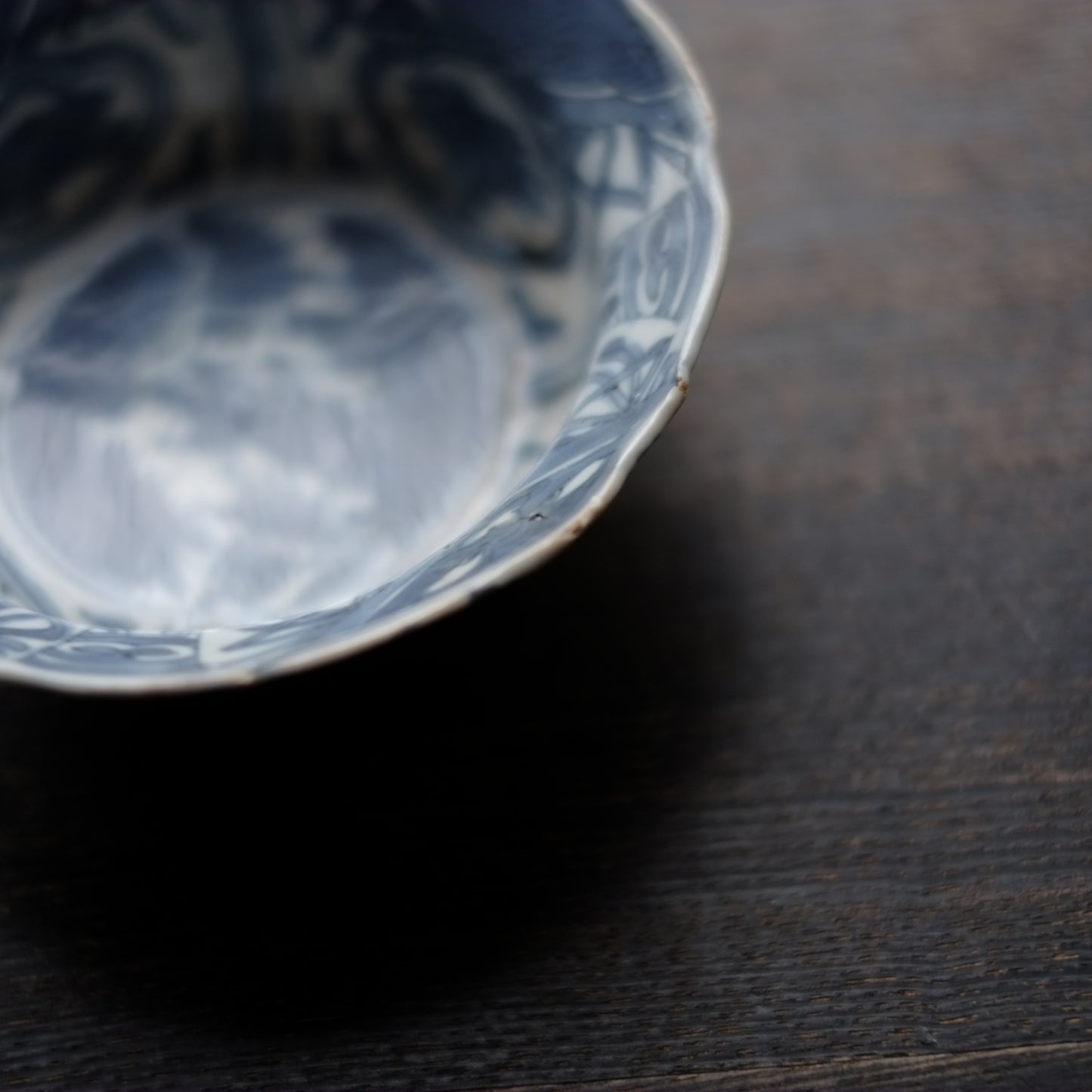 古染付 青花 芙蓉手虫図兜鉢皿 (明朝末期-清朝初期)