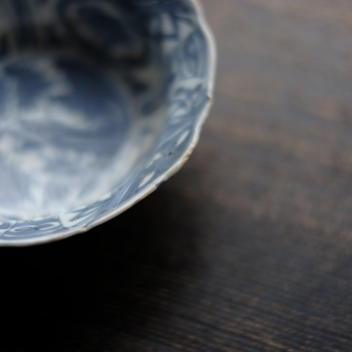 古染付 青花 芙蓉手虫図兜鉢皿 (明朝末期-清朝初期)