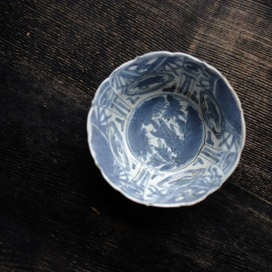 古染付 青花 芙蓉手虫図兜鉢皿 (明朝末期-清朝初期)