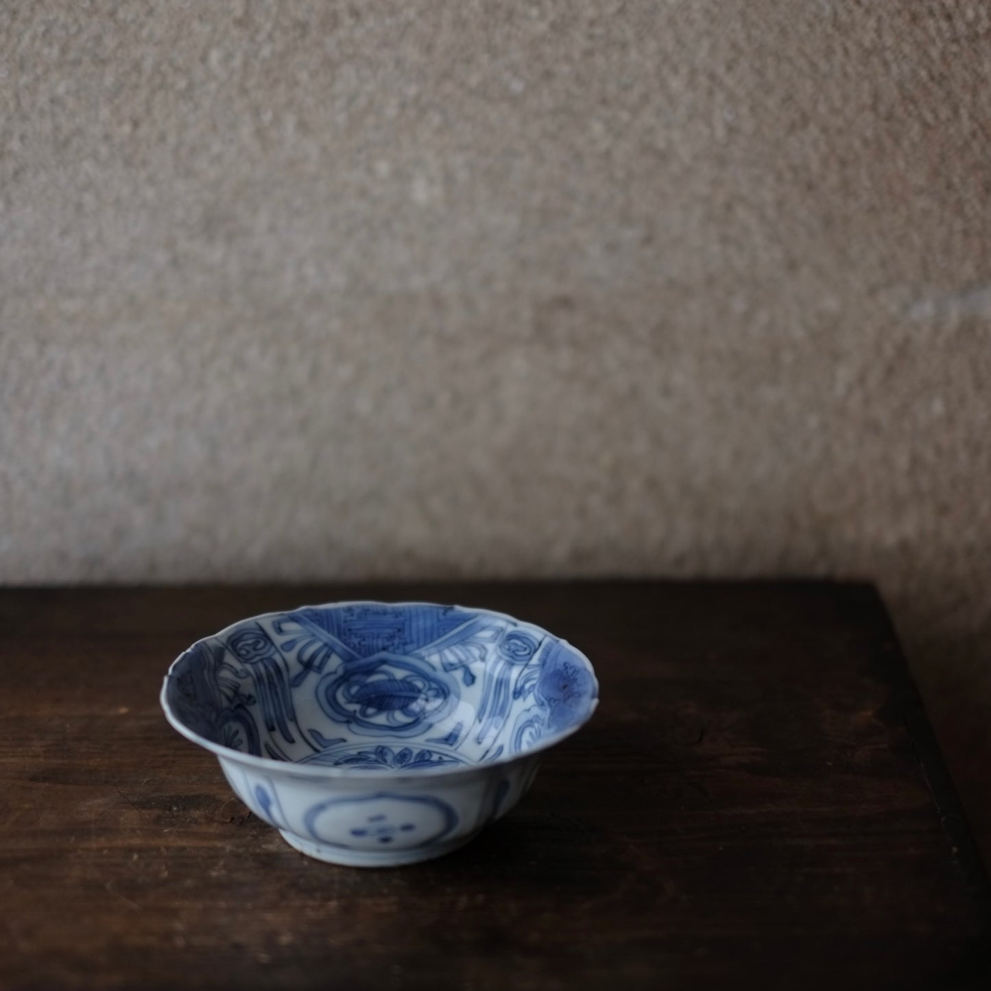 古染付 青花 芙蓉手虫図兜鉢皿 (明朝末期-清朝初期)