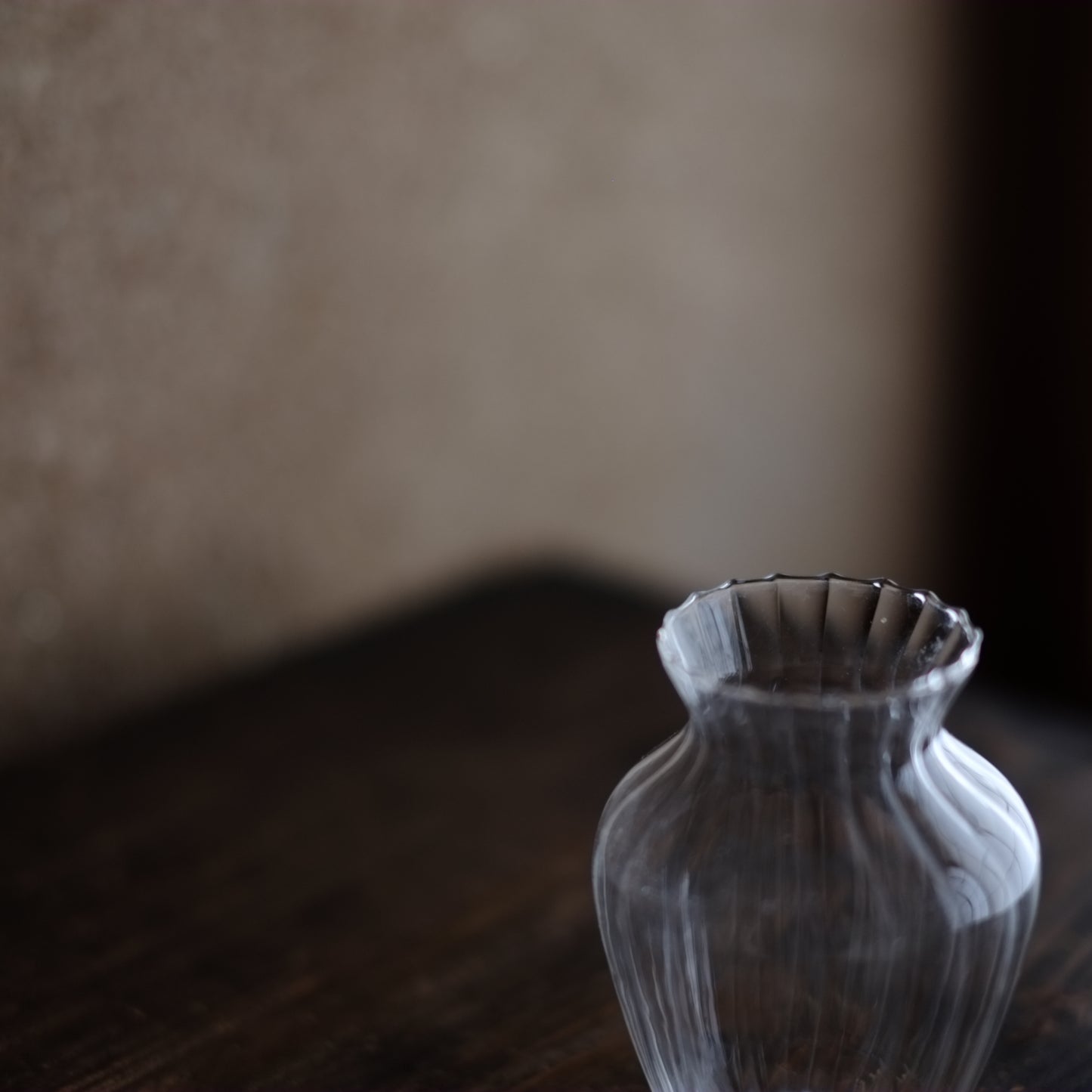 時代 薄張りガラス 輪花鎬瓶 (19-20世紀)