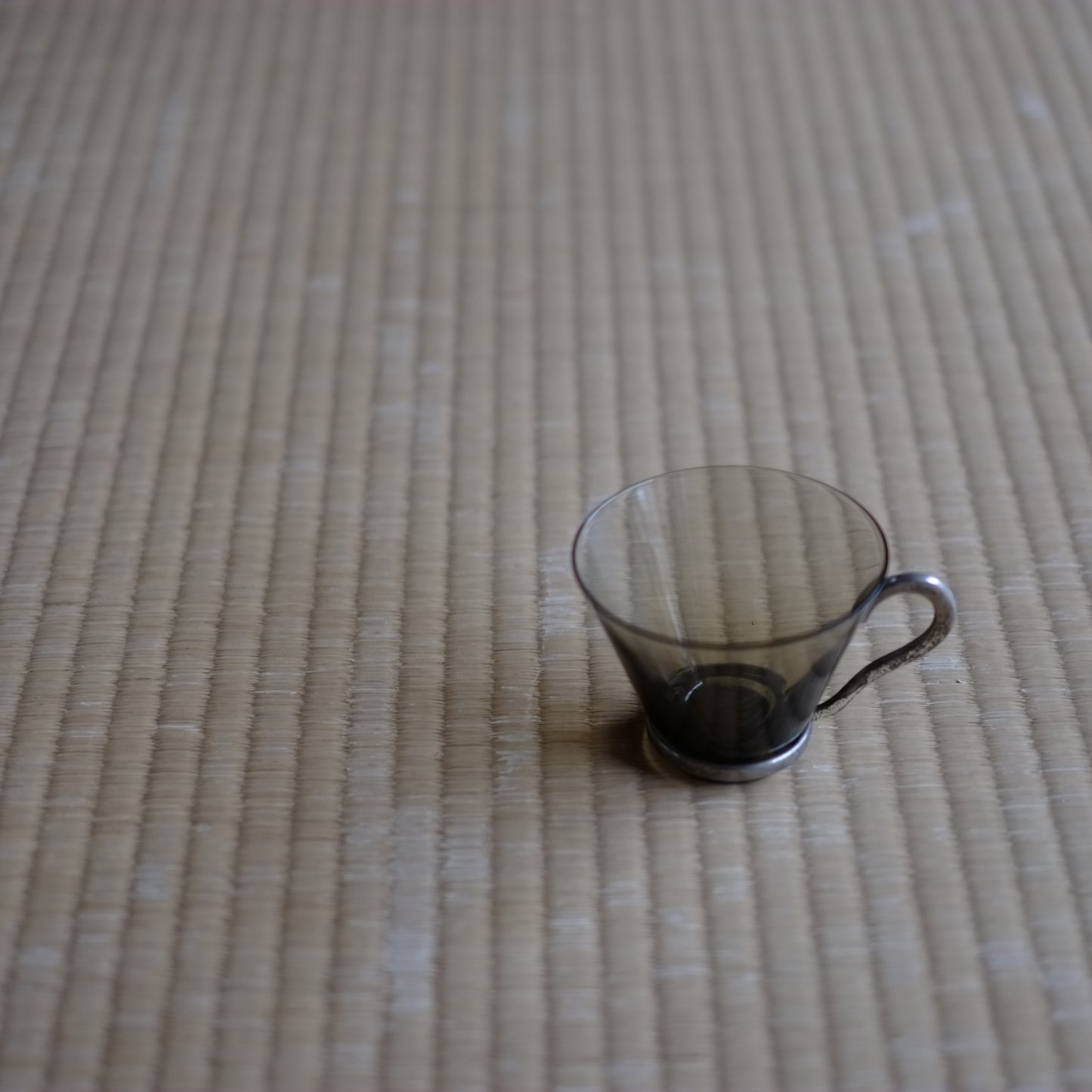 時代 黒ガラス取手付 コップ