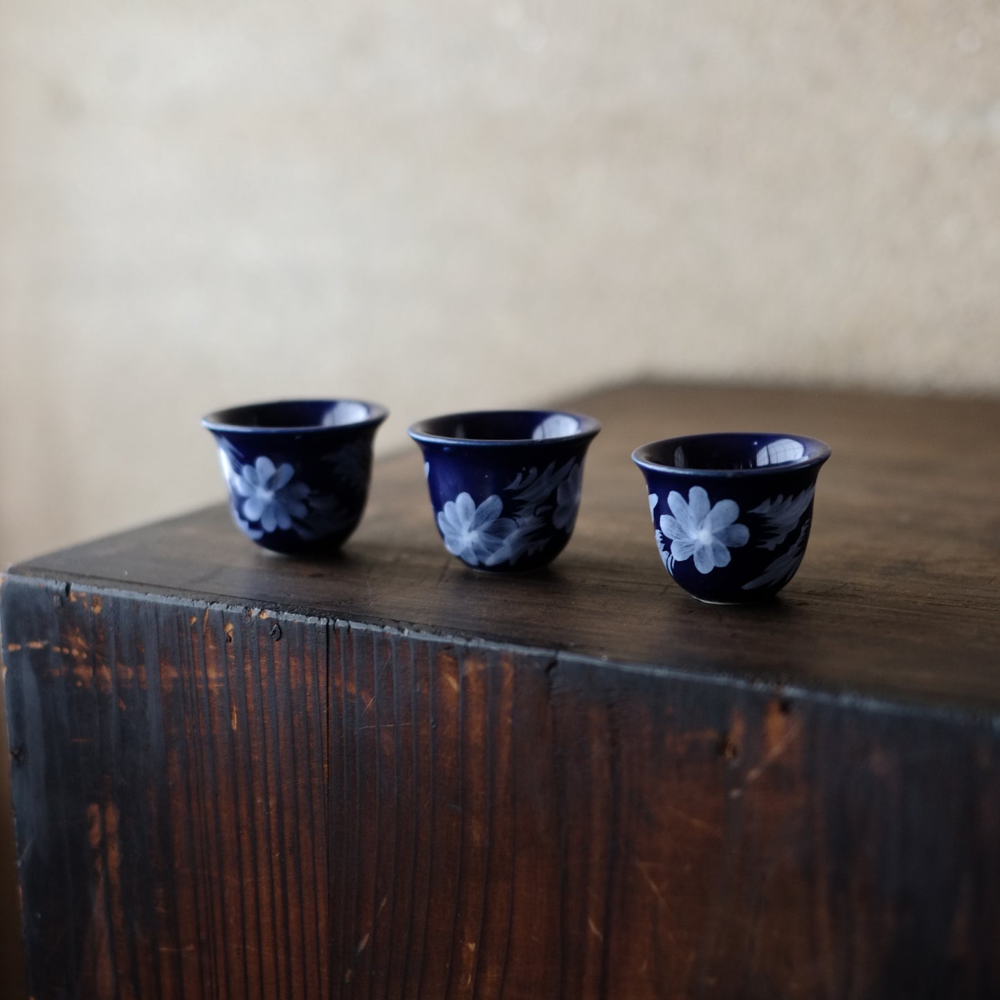 中国 瑠璃釉白泥 花文の盃 (煎茶器)