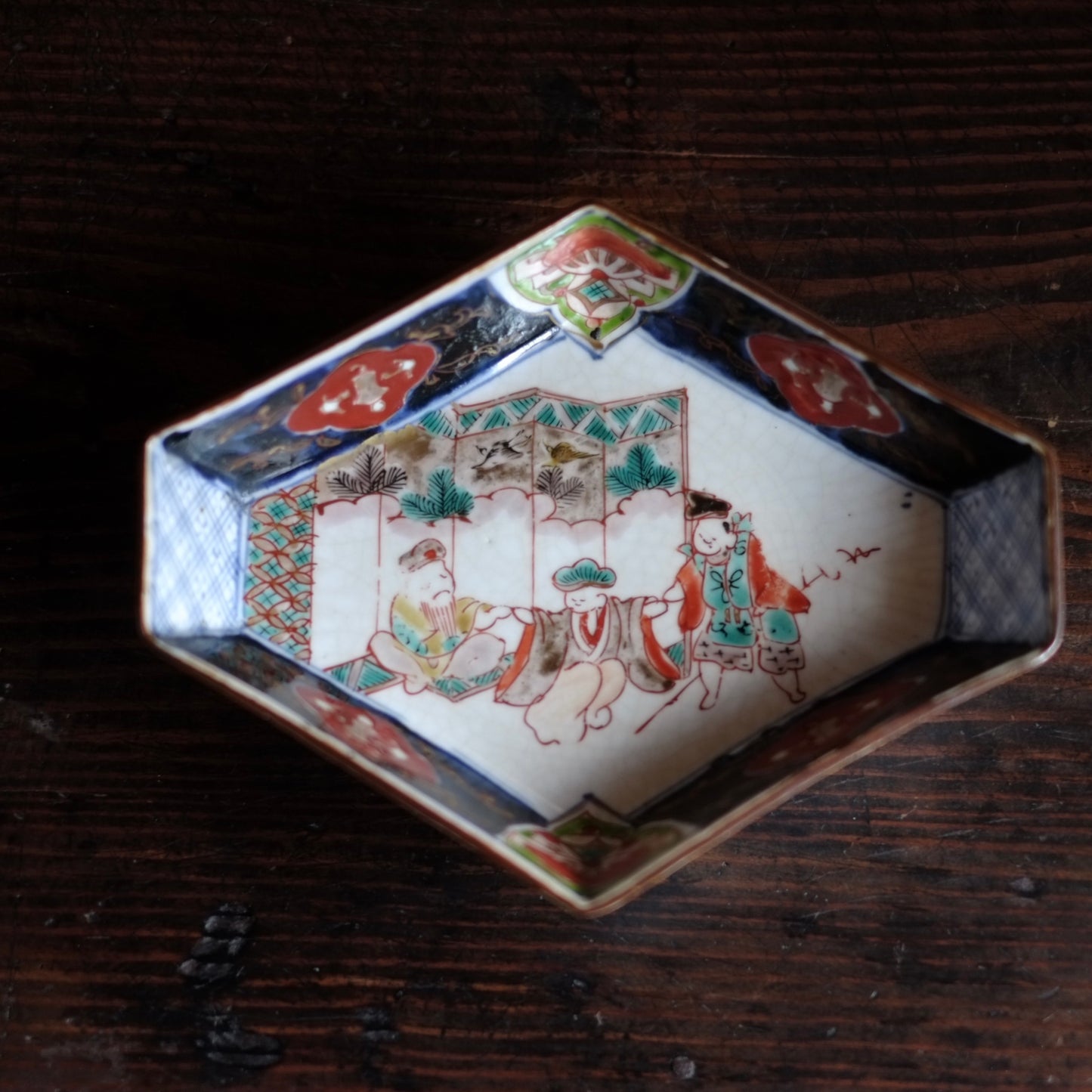 時代 大聖寺伊万里 色絵金襴 菱皿(明治時代)