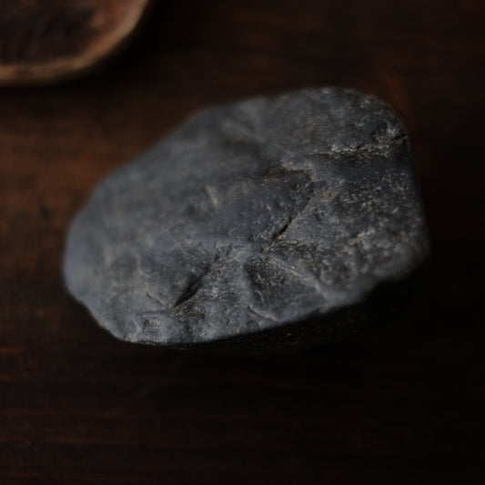 宇治川石 梨地山形 水石 (台座付)