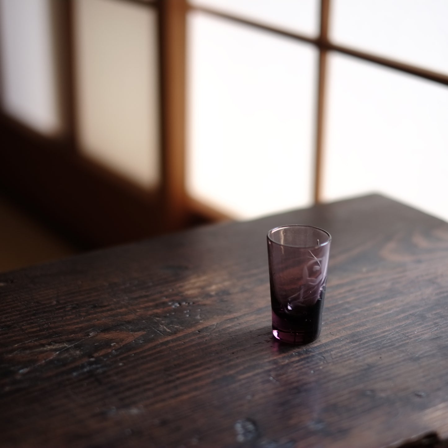 時代 紫ガラス グラヴュール花文 盃 (昭和初期頃)