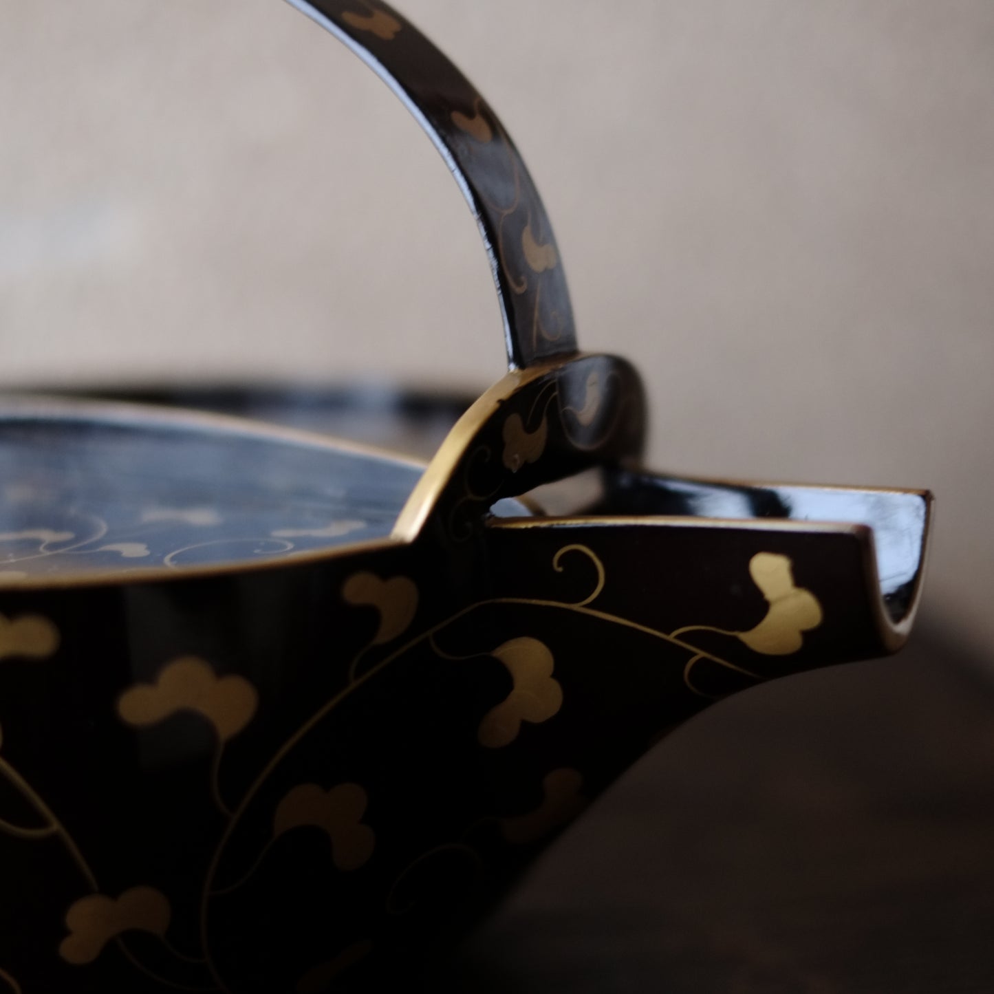 時代 鉄地漆唐草蒔絵 燗鍋 銚子 (明治期頃) 時代箱付