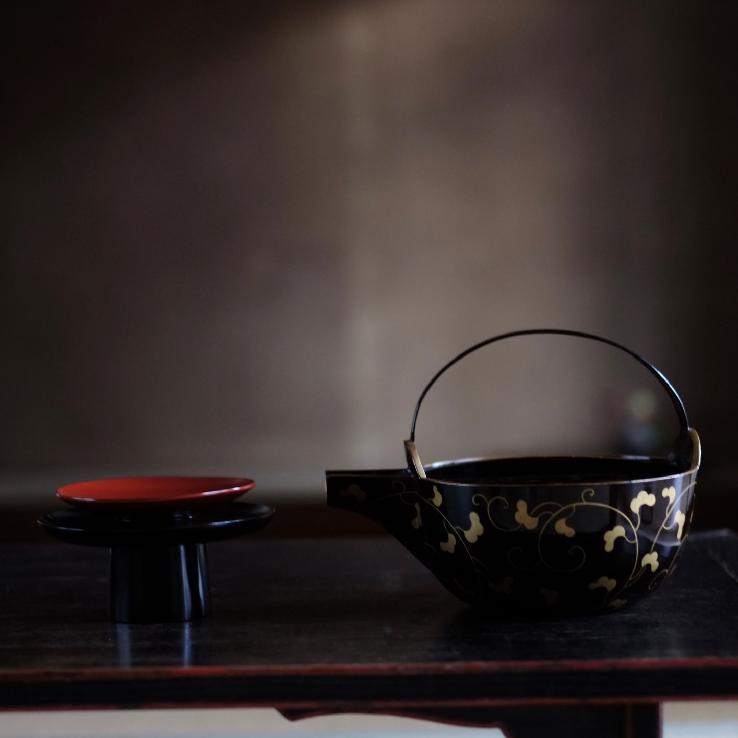 時代 鉄地漆唐草蒔絵 燗鍋 銚子 (明治期頃) 時代箱付