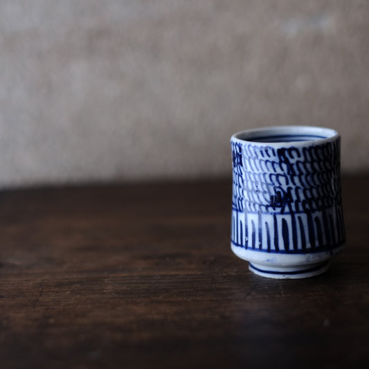 大胆な微塵唐草染付 覗き猪口 (明治時代)