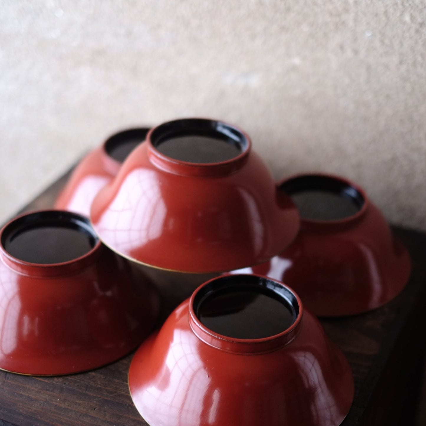 時代 皆朱底黒 沈金牡丹蝶図 端反蓋付大平椀 5客揃 (明治-大正)